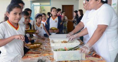 Bolsonaro veta reajuste para merenda escolar, apesar da fome atingir mais criança